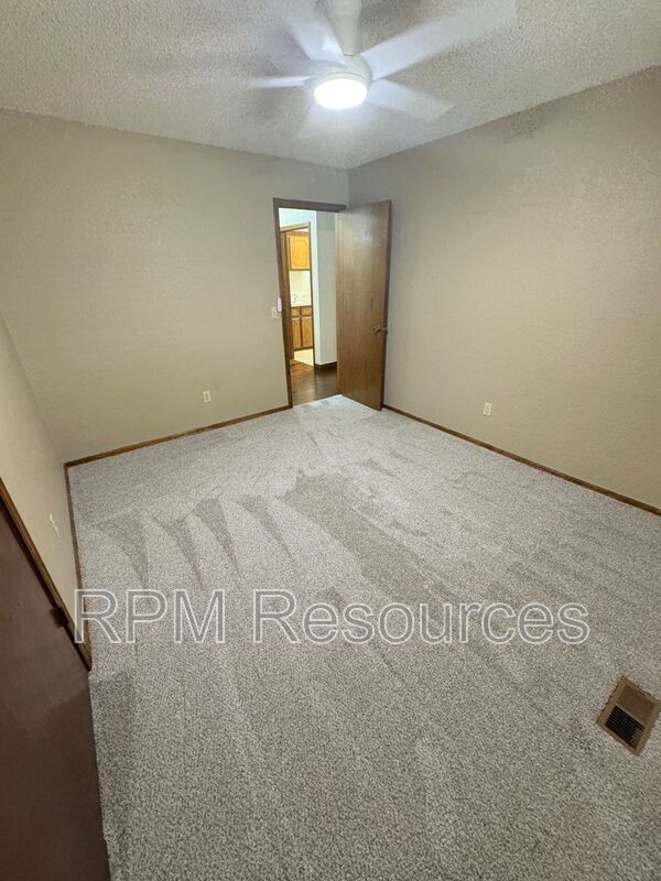 Building Photo - 12000 Hollyrock Dr