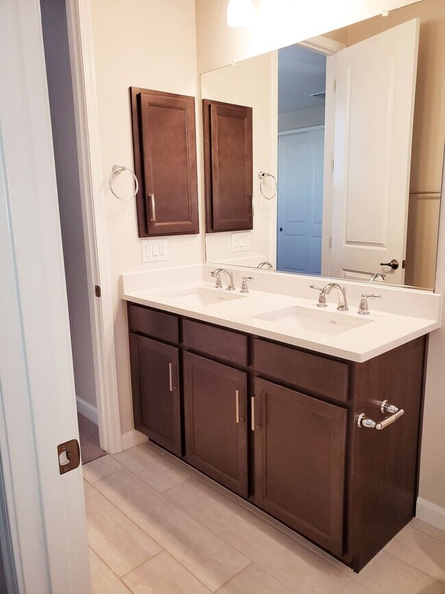 Building Photo - Newer Smart Home Near Mayo Clinic!