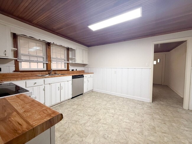 Building Photo - Spacious 2-Bedroom One-Level Home with Carport and Large Backyard