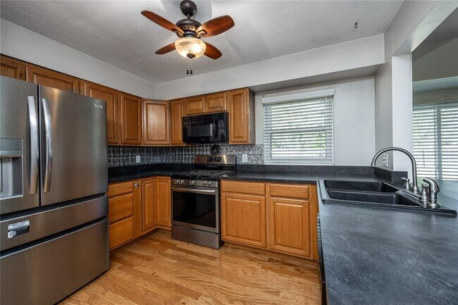 Building Photo - 7604 SW 56th Ave