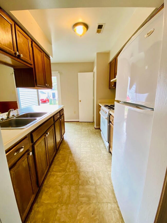 Building Photo - Adorable 3 bdrm/1.5 bath Home Located Clos...