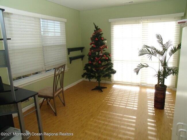 Building Photo - 720 Zlotkin Cir