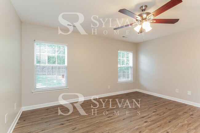 Building Photo - Spacious 3BR Home with Garage!