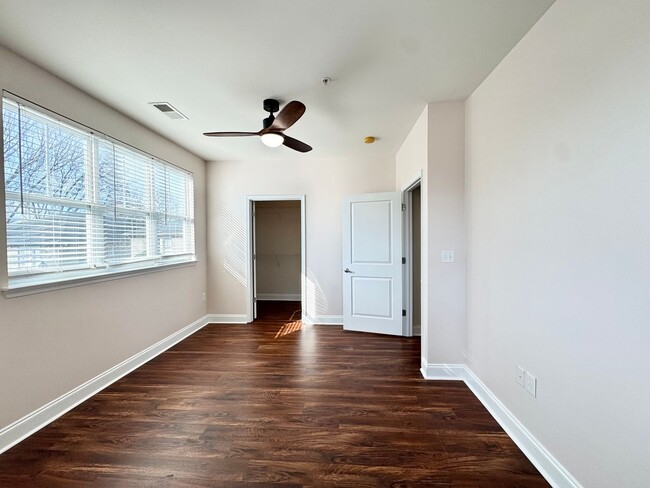 Building Photo - Beautiful 1-Bedroom Corner Unit - Just minutes from Uptown Charlotte!