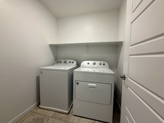 Building Photo - 3 BED 2.5 BATH 2 CAR GARAGE TOWNHOME IN HENDERSON CADENCE COMMUNITY FOR RENT!!