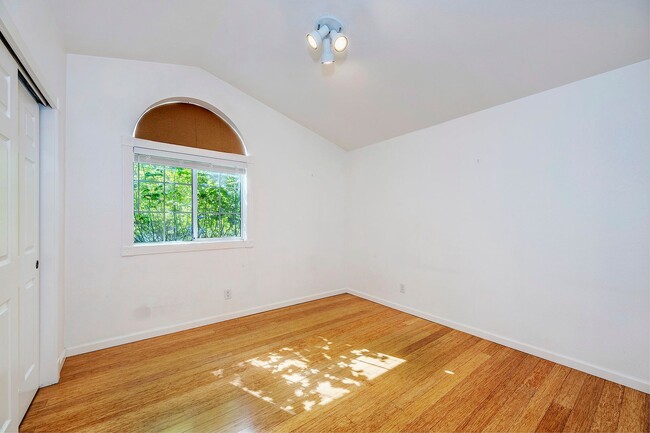 Building Photo - Two Bedroom Townhouse in Edmonds