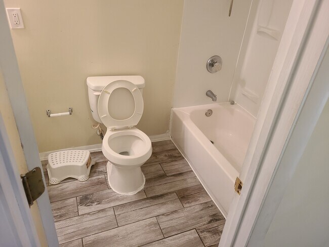 Building Photo - 137 Chelsea Cir