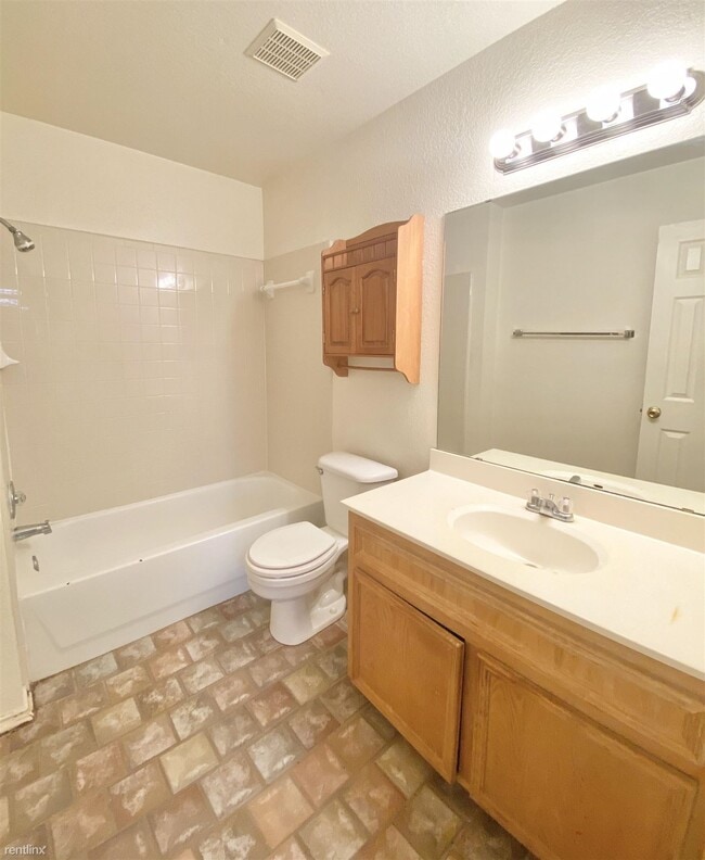 Building Photo - 3 br, 2 bath Duplex - 4605 Wade Dr B
