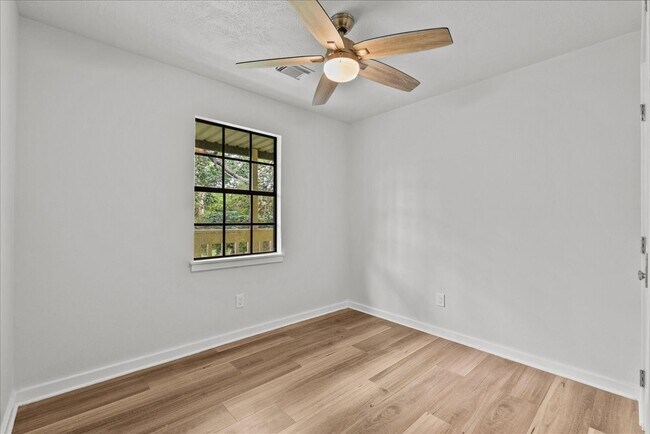 Building Photo - 310 Lakeside Dr