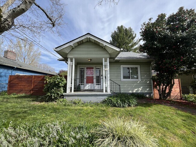 Building Photo - Charming St. Johns Bungalow with Fireplace, Bonus Space & Large Backyard