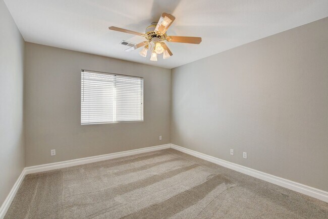 Building Photo - COMING SOON!! $1000 off 1st months Rent Guard-Gated Golf Course Living on the 14th Green!