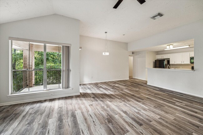 Building Photo - 8051 Bay Branch Dr