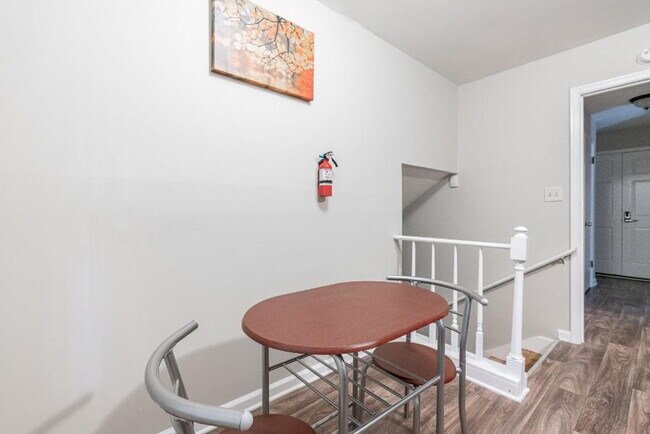 Building Photo - THE KNOLLVIEW | Spacious updated home just a 5-minute walk to bus 186, offering convenient and co...