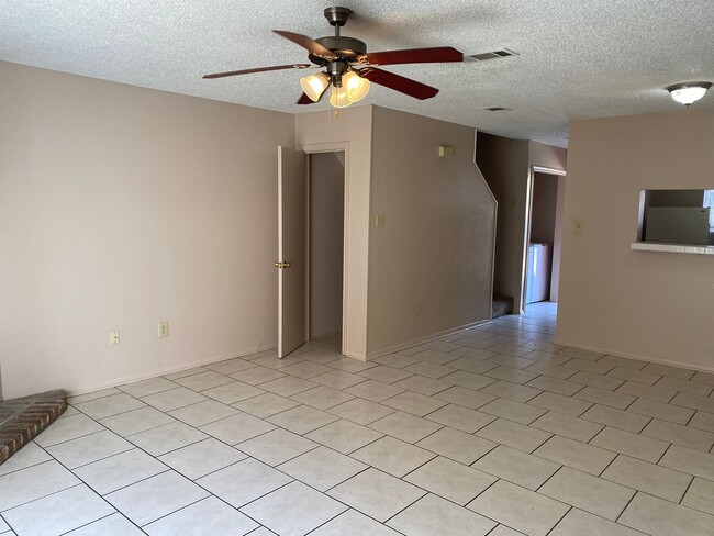 Building Photo - 2 bedroom 2 bath town home in a gated comm...