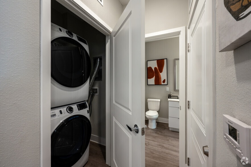 2BR, 2BA - 1,055SF - Seminole - Laundry - Seven41 Winter Park