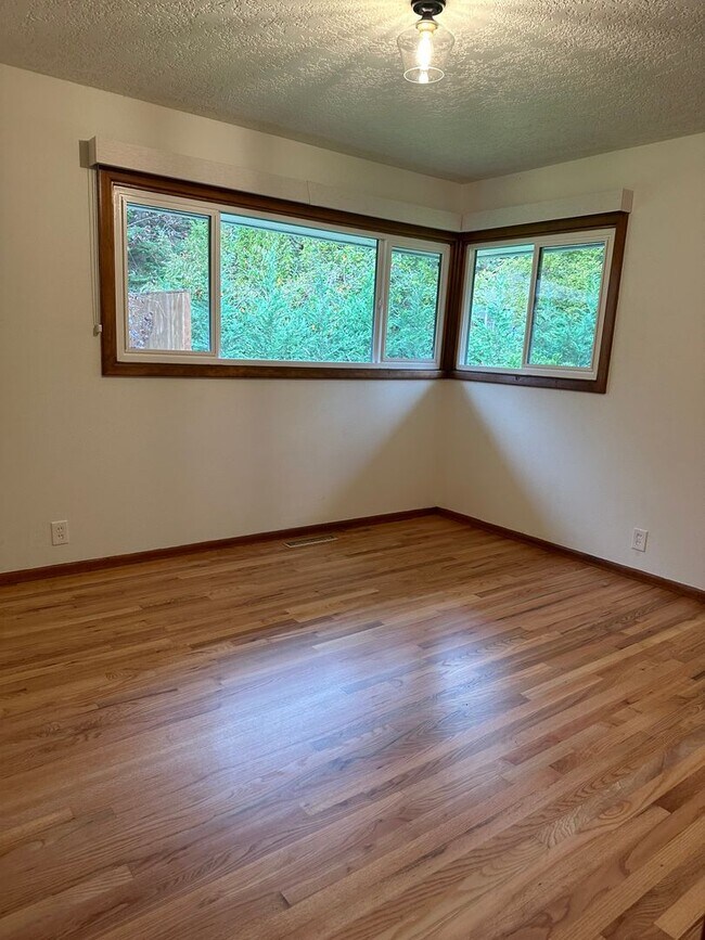 Building Photo - GORGEOUS RANCH STYLE HOME ON HUGE MANICURED LOT IN GARDEN HOME IN SW PORTLAND