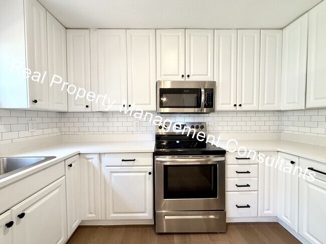 Building Photo - 4 Bed 2 Bath Prairie Village ranch style home!
