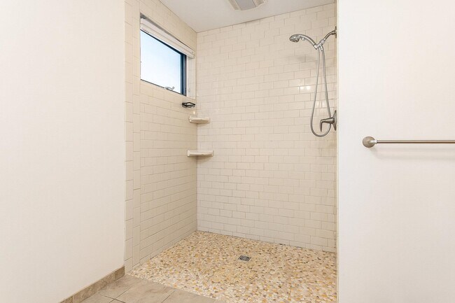 Building Photo - 677 Dennett St