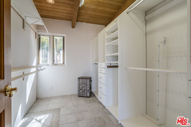 Building Photo - 7036 Grasswood Ave