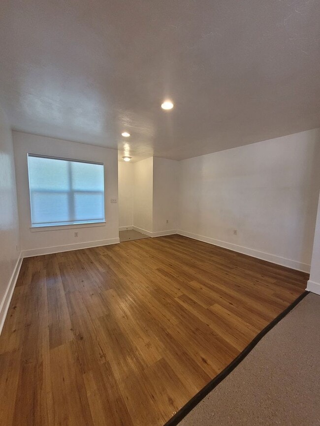 Building Photo - Spacious 1bd, semi-detached apartment for rent in the desirable Jefferson West Side neighborhood....