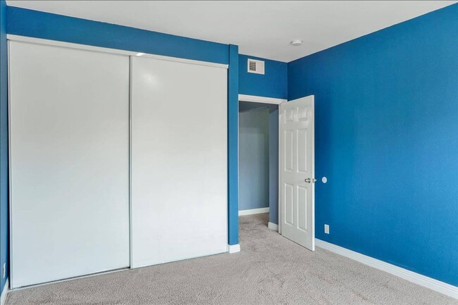 Building Photo - Fabulous 2 bed Plus Den, 1 bath in San Francisco (Downstairs Unit)