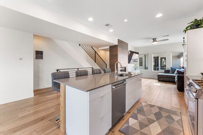 Building Photo - ROOFTOP DECK + spacious END UNIT townhome in Berkeley Neighborhood!