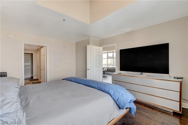 Building Photo - 150 S Las Vegas Blvd