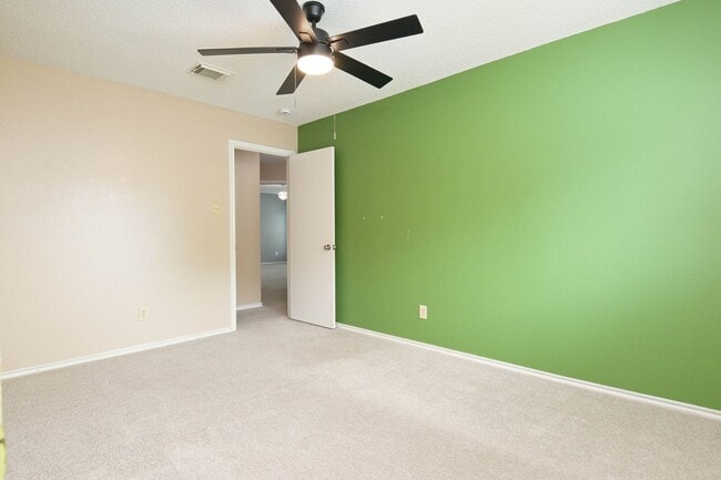 Building Photo - Beautiful 4/3.5 Home Available for Immedia...