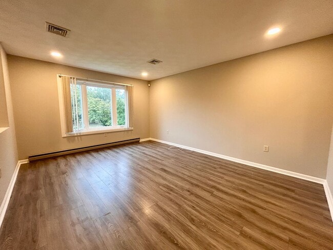 Building Photo - Spacious 4-Bedroom Home with Large Yard & Garage!