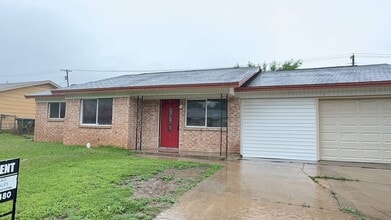 Building Photo - Renovated 3-bedroom 2-bathroom house! HOUSING ACCEPTED!