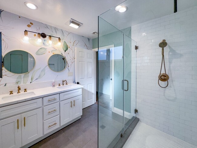 Building Photo - Gorgeous 3 Bedroom 2 Bath Updated Front House for Lease Near SoFi! (Building of ADU in the back)