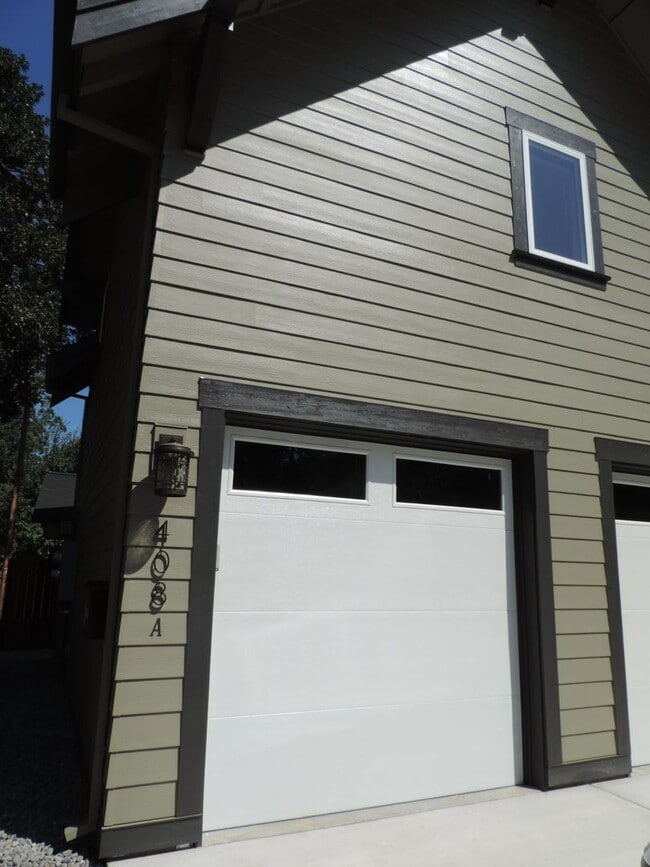 Building Photo - 408 Pine St