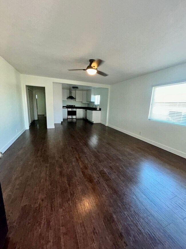 Building Photo - 1028w