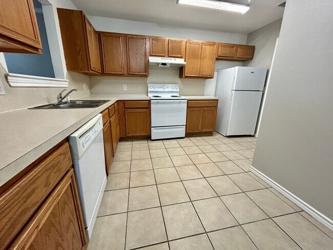 Building Photo - 908 N Belmont Ave