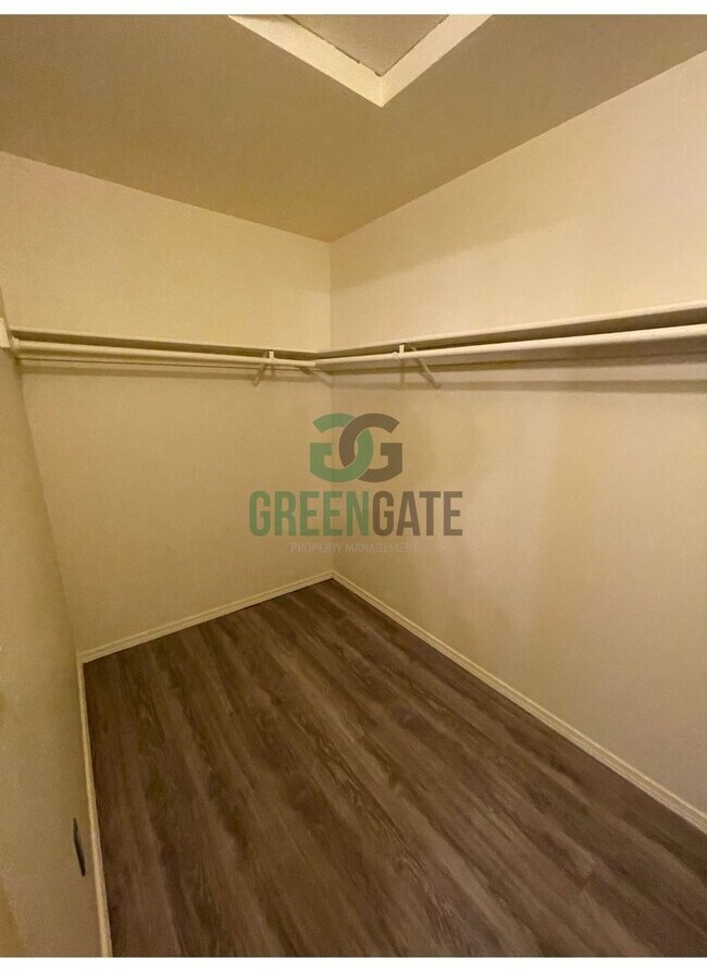 Building Photo - Beautiful 3 bedroom 2.5 Bath home READY NOW in MODESTO!! With POOL!!