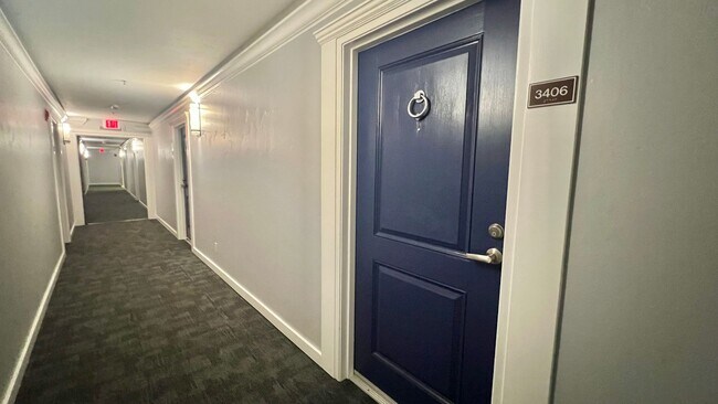 Building Photo - Top Floor Sweet and Spacious studio with resort style amenities and In-Unit Washer & Dryer!