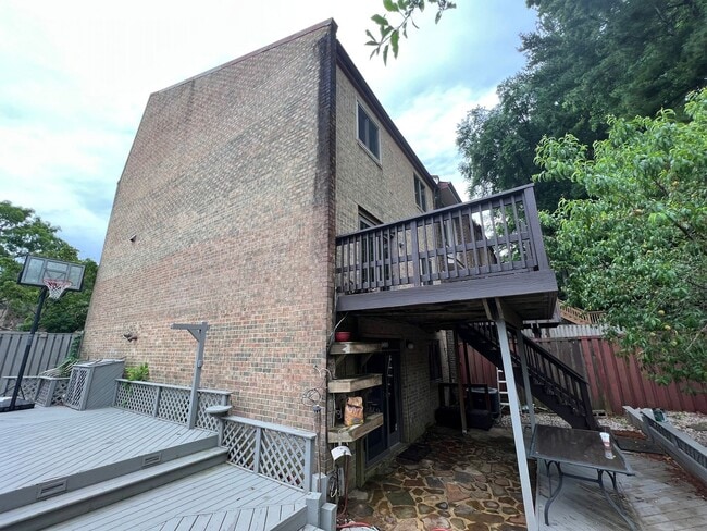Building Photo - Gorgeous 4 Bed 3.5 Bath End-Unit Townhome ...