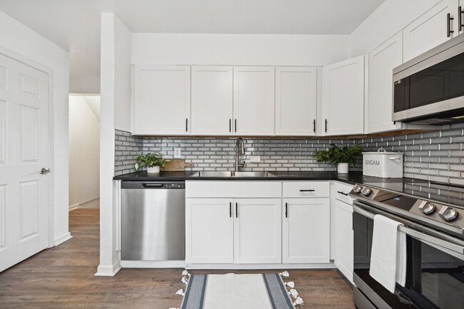 Building Photo - Newly Remodeled Denver Townhome