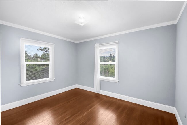 Building Photo - 733 Grosvenor Pl