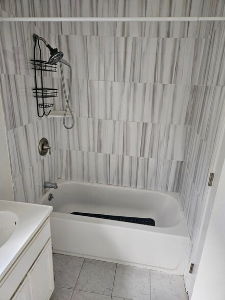 Building Photo - 1347 Pleasant Ave