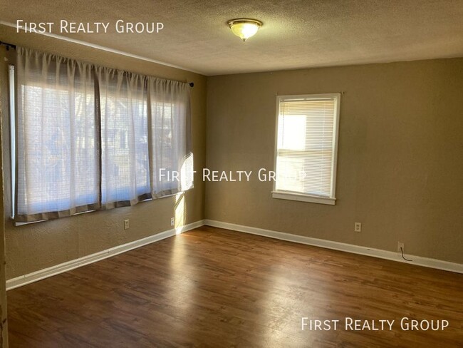 Building Photo - Single Family, 2 Bedroom Home for Rent. Mo...