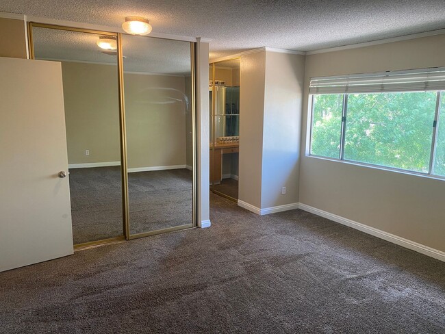 Building Photo - Townhome featuring a vintage floor plan