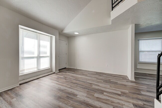 Building Photo - 727 Vicksburg Ave