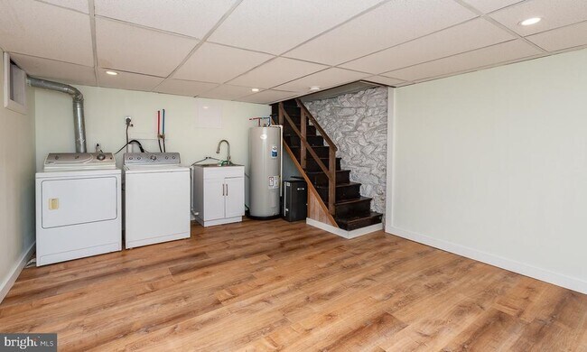 Building Photo - 240 Henley Rd