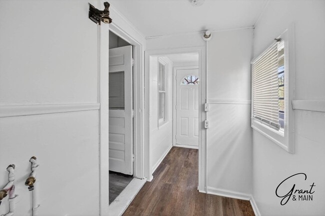 Building Photo - $1300 3 bedroom bungalow