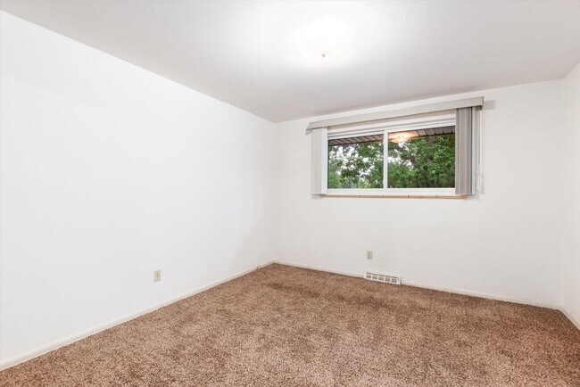Building Photo - Vintage 5 bed Home in Green Mountain Estat...