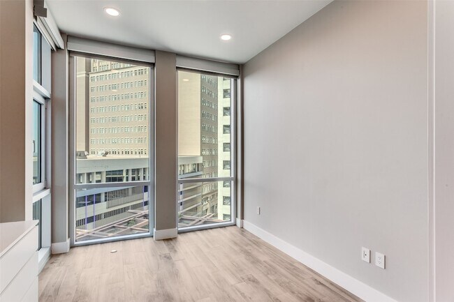 Building Photo - 500 Throckmorton St