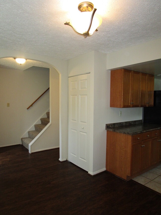 Building Photo - Gorgeous 3 BR/1.5 BA EOG Townhome in Pasad...