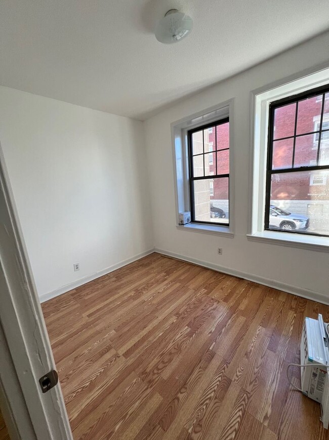 Building Photo - Sunny Allston one bedroom split