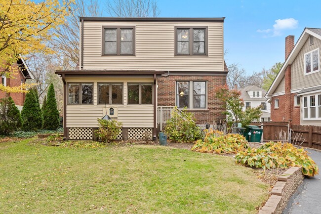 Building Photo - Charming 3-Bedroom Home in Webster Groves!